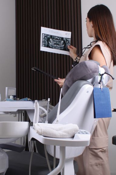 Expert dentist in Cabo analyzing patient radiographs to design a personalized treatment plan.