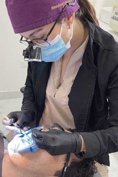Specialized dentist in Cabo providing comfortable and elite dental care during a consultation.