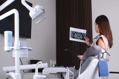 Expert dentist in Cabo analyzing patient radiographs to design a personalized treatment plan.