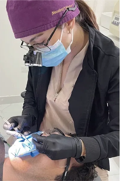Specialized dentist in Cabo providing comfortable and elite dental care during a consultation.
